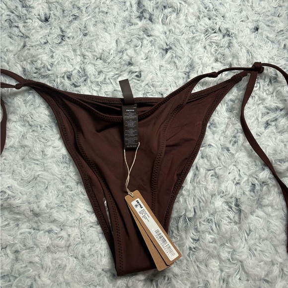 SKIMS Dippy Tie-Side Bikini Bottom  Cocoa NWT - Picture 5 of 7